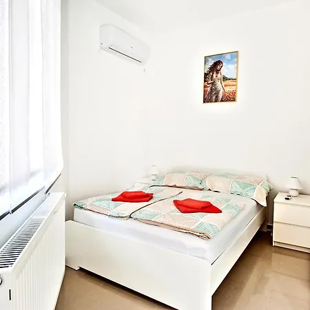 Apartment Vukadin Pula Exterior photo